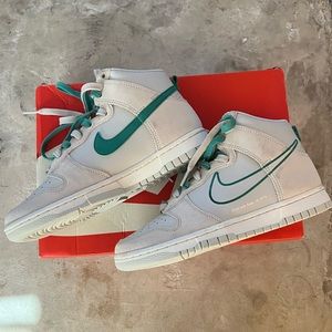 Nike dunk HI women’s 8 NEVER WORN! Light bone/ green noise